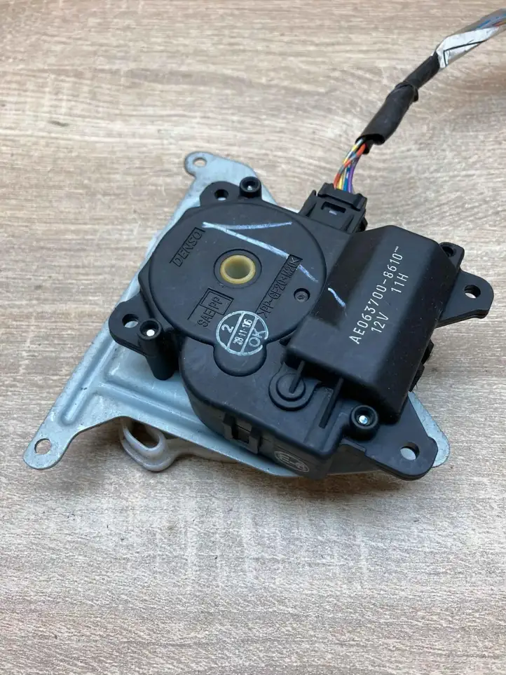 Toyota Verso (2009 - 2012) 0637008610 Двигатель задвижки потока воздуха — фото 2