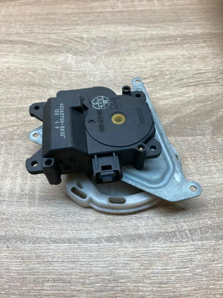 Toyota Avensis Verso (1995 - 2001) 0637008610 Двигатель задвижки потока воздуха — фото 1