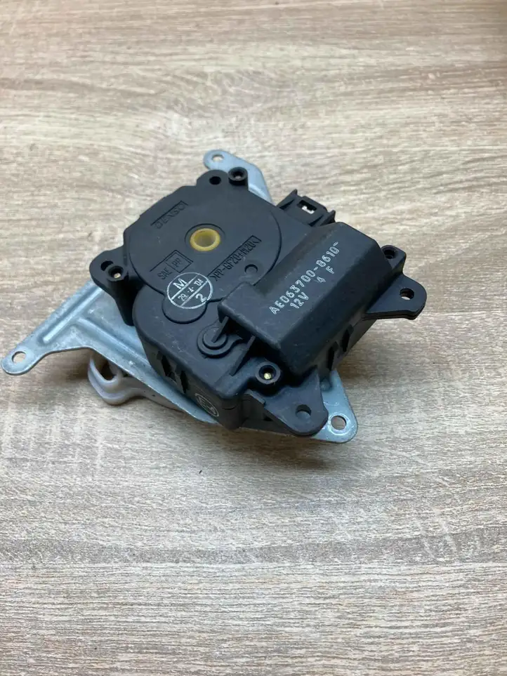 Toyota Avensis Verso (1995 - 2001) 0637008610 Двигатель задвижки потока воздуха — фото 2