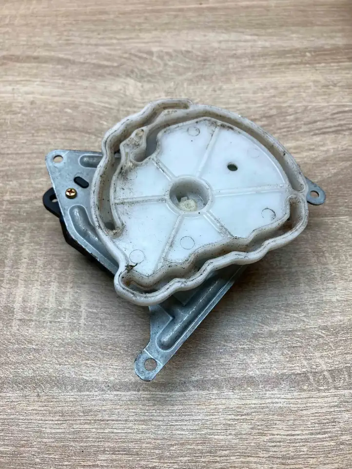 Toyota Avensis Verso (1995 - 2001) 0637008610 Двигатель задвижки потока воздуха — фото 3
