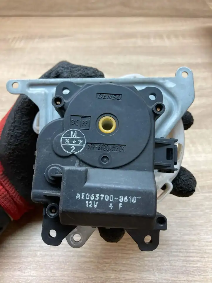 Toyota Avensis Verso (1995 - 2001) 0637008610 Двигатель задвижки потока воздуха — фото 5