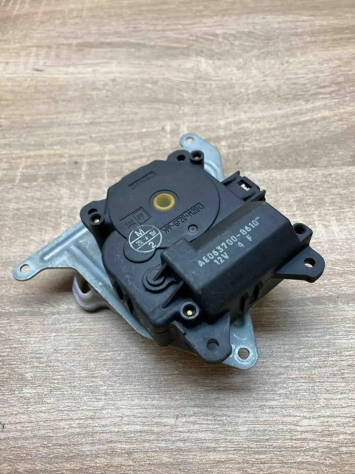 Toyota Avensis Verso (1995 - 2001) 0637008610 Двигатель задвижки потока воздуха — фото 6