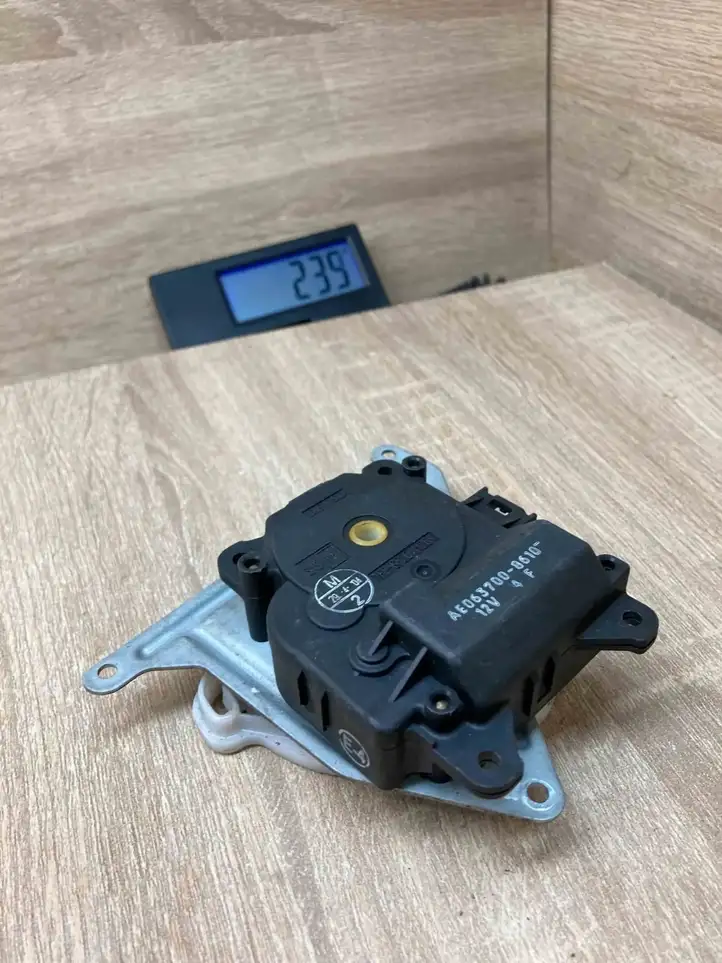 Toyota Avensis Verso (1995 - 2001) 0637008610 Двигатель задвижки потока воздуха — фото 7