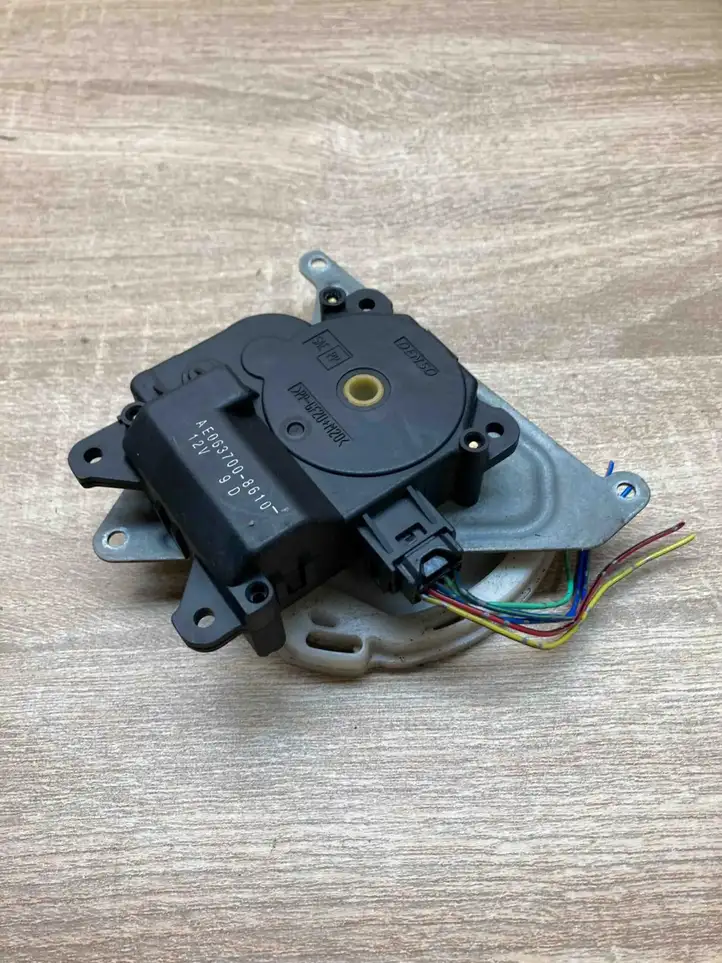 Toyota Avensis Verso (1995 - 2001) 0637008610 Двигатель задвижки потока воздуха — фото 1