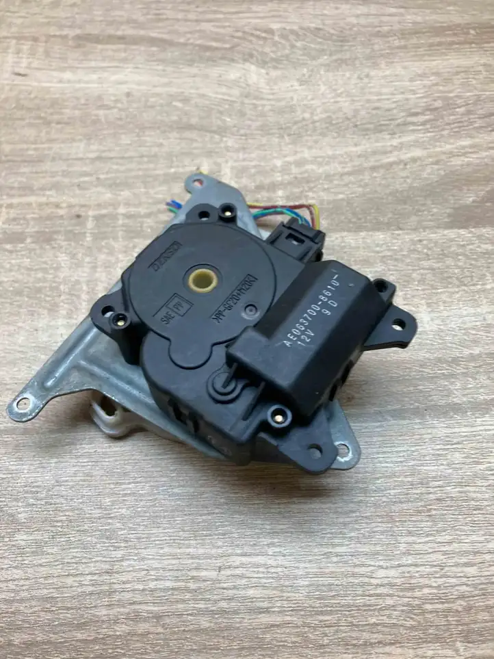 Toyota Avensis Verso (1995 - 2001) 0637008610 Двигатель задвижки потока воздуха — фото 2