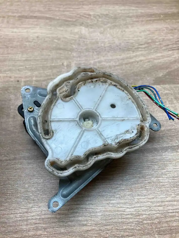 Toyota Avensis Verso (1995 - 2001) 0637008610 Двигатель задвижки потока воздуха — фото 3