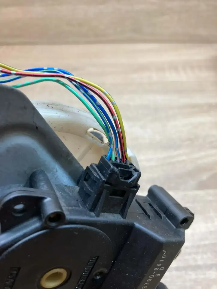 Toyota Avensis Verso (1995 - 2001) 0637008610 Двигатель задвижки потока воздуха — фото 4