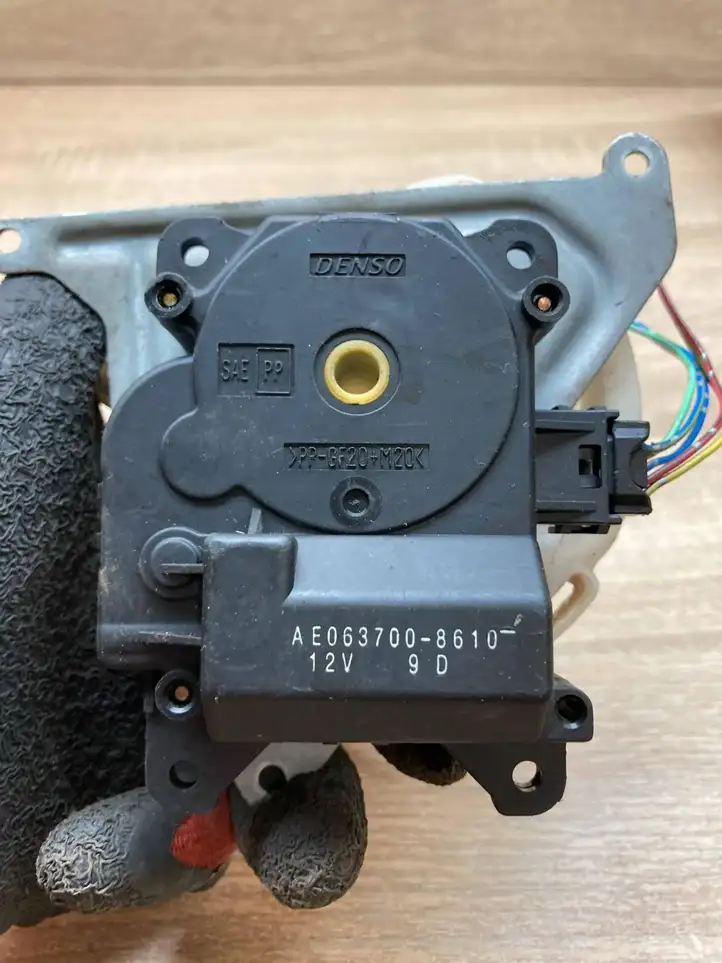 Toyota Avensis Verso (1995 - 2001) 0637008610 Двигатель задвижки потока воздуха — фото 5