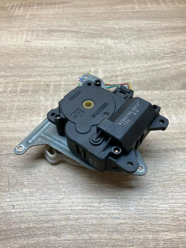 Toyota Avensis Verso (1995 - 2001) 0637008610 Двигатель задвижки потока воздуха — фото 6