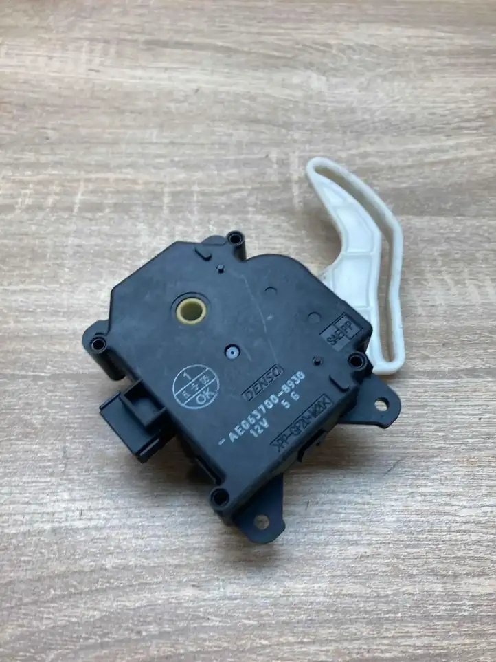 Toyota Corolla Verso AR10 (2004 - 2009) 0637008930 Двигатель задвижки потока воздуха — фото 1
