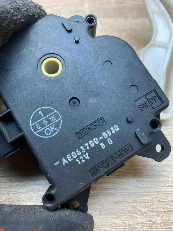 Toyota Corolla Verso AR10 (2004 - 2009) 0637008930 Двигатель задвижки потока воздуха — фото 5