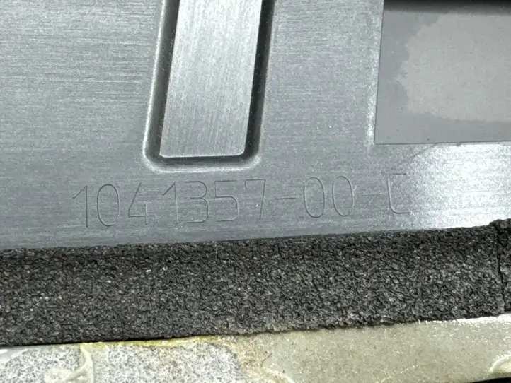 Tesla Model X (2015 - 2021) 104135700C Накладка стекла задней двери — фото 3
