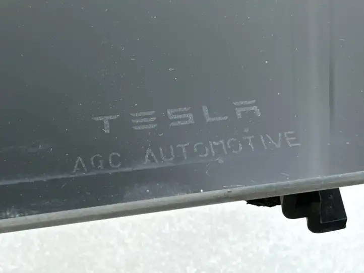 Tesla Model X (2015 - 2021) 104135700C Накладка стекла задней двери — фото 6