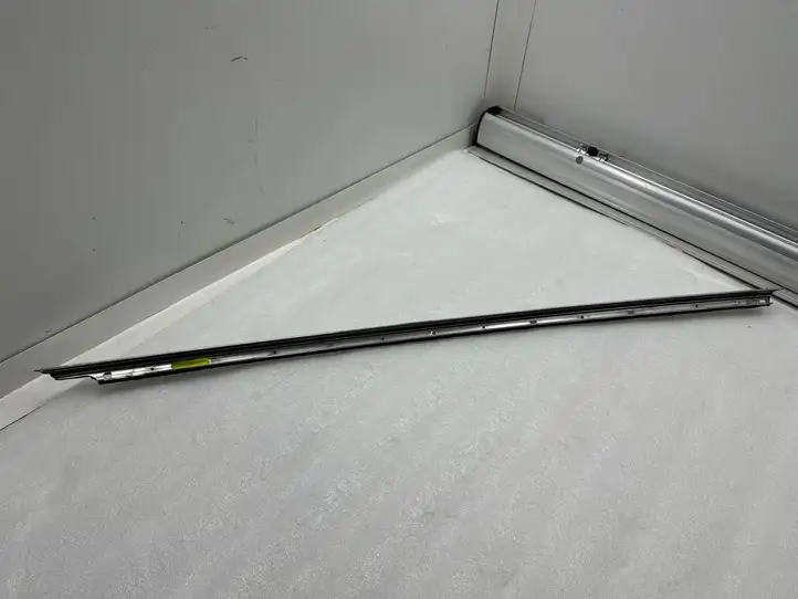 Tesla Model X (2015 - 2021) 103224900J Накладка стекла задней двери — фото 7