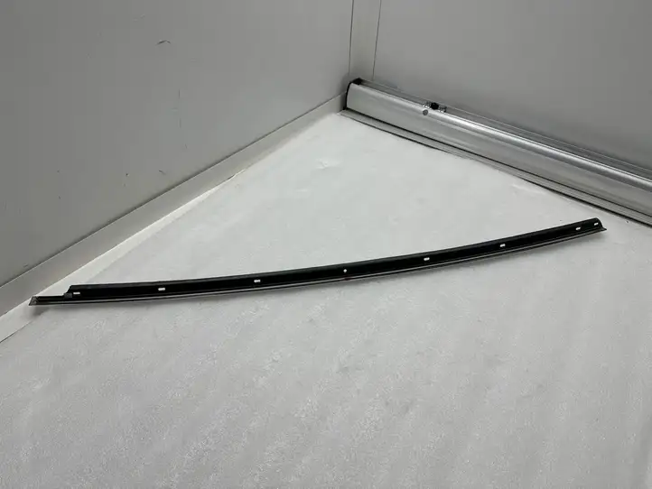Tesla Model X (2015 - 2021) 103224900J Накладка стекла задней двери — фото 8