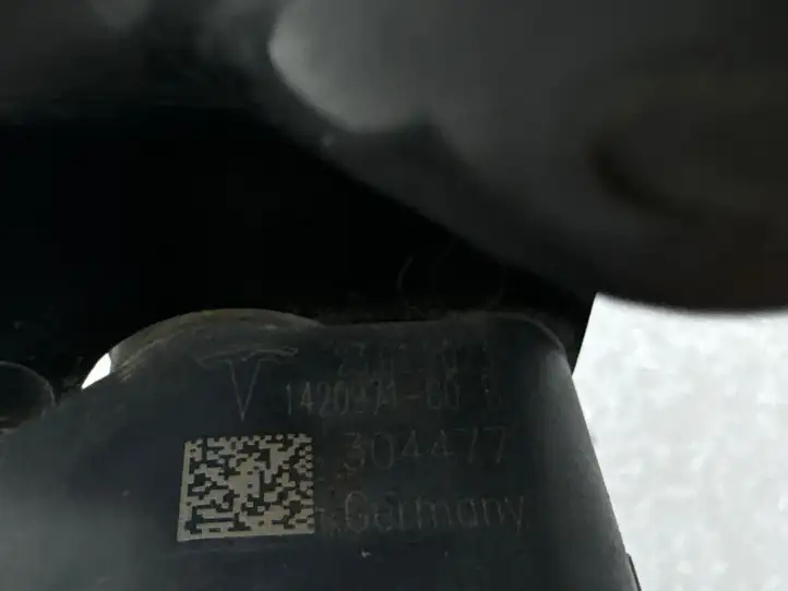 Tesla Model X (2021 - ) 142097100B Датчик уровня пневмоподвески — фото 8