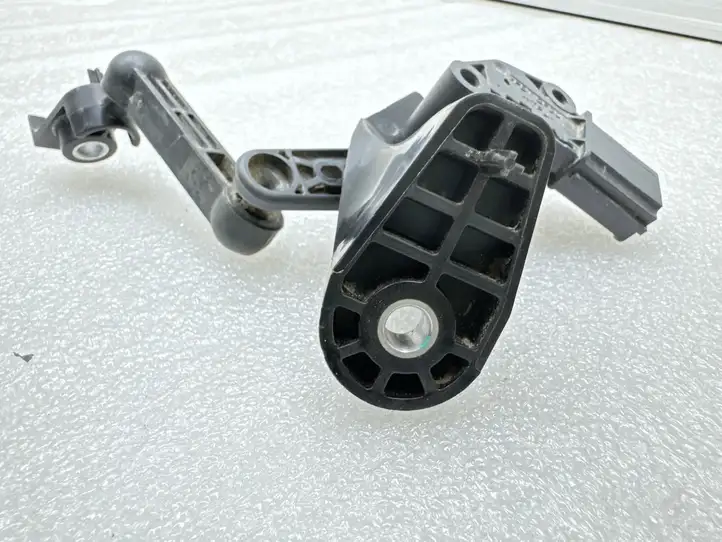 Tesla Model X (2021 - ) 142097600B Датчик уровня пневмоподвески — фото 4