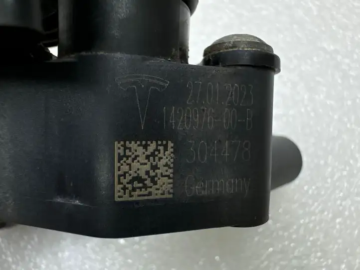 Tesla Model X (2021 - ) 142097600B Датчик уровня пневмоподвески — фото 7