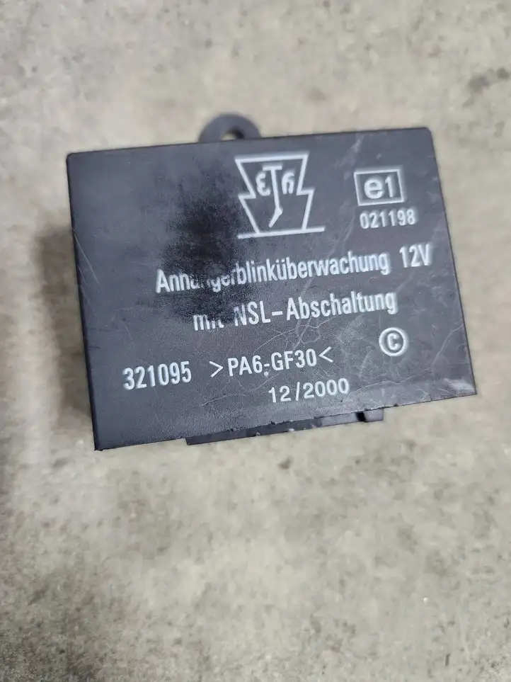 Audi A6 S6 C5 4B (1997 - 2001) 321095 Реле крюка для прицепа — фото 1