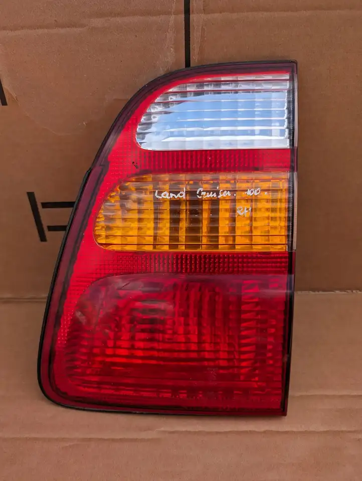 Toyota Land Cruiser (J100) (1998 - 2007) Задний фонарь в крышке багажника — фото 1