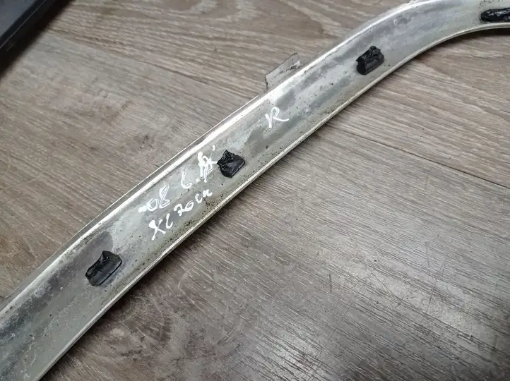 Volvo XC70 (2007 - 2013) Накладка заднего стекла — фото 2