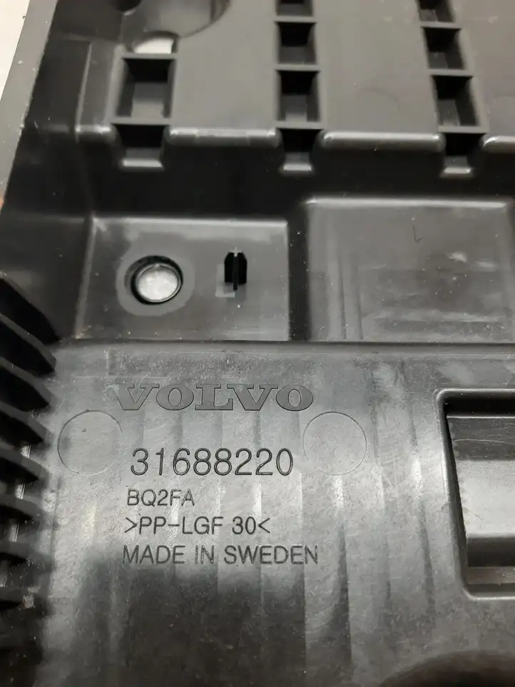 Volvo XC90 (2014 - 2019) 31688220 Площадка аккумулятора — фото 3