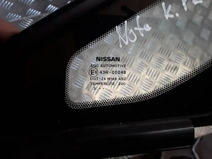 Nissan Note (E12) (2014 - 2018) Треугольное стекло кузова — фото 2