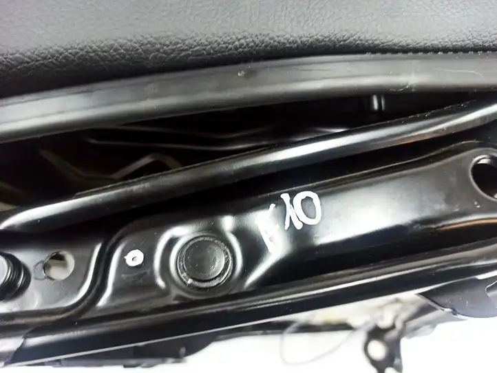 BMW 5 F10 F11 (2009 - 2016) 7322003 Нижняя часть сиденья водителя — фото 9