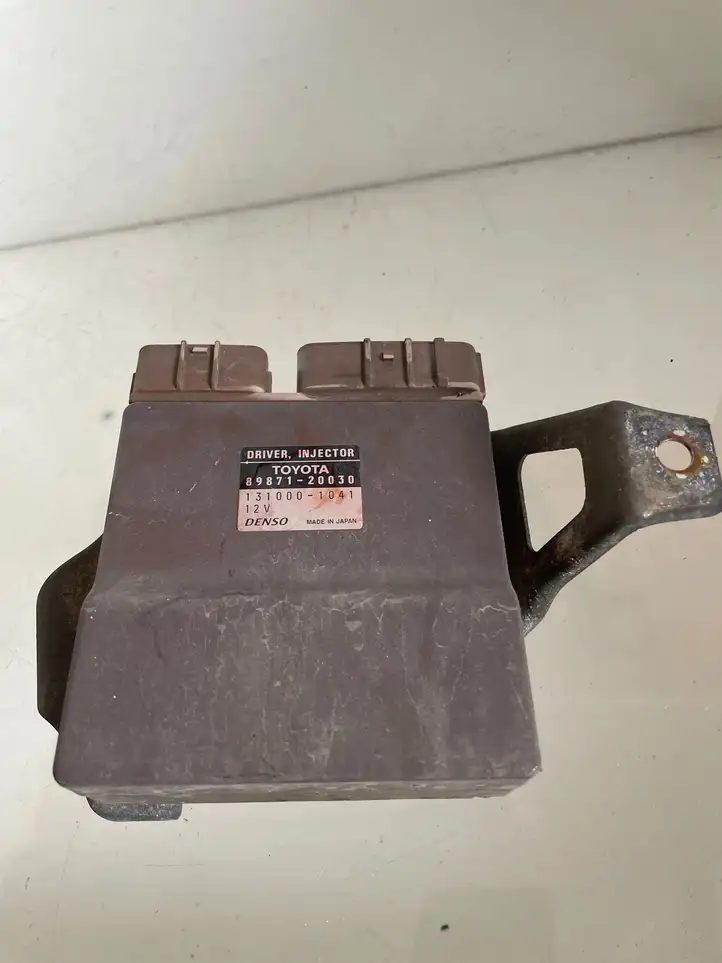 Toyota Avensis Verso (2001 - 2004) 8987120030 Блок управления форсунками — фото 1
