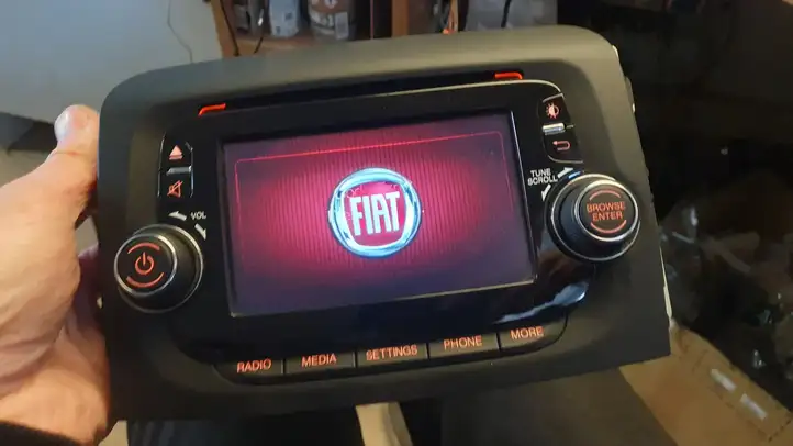 Fiat 500L (2013 - ) 07355944710 Магнитола / мультимедийная система — фото 1