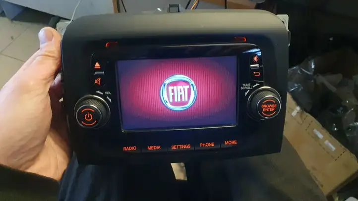 Fiat 500L (2013 - ) 07355944710 Магнитола / мультимедийная система — фото 4