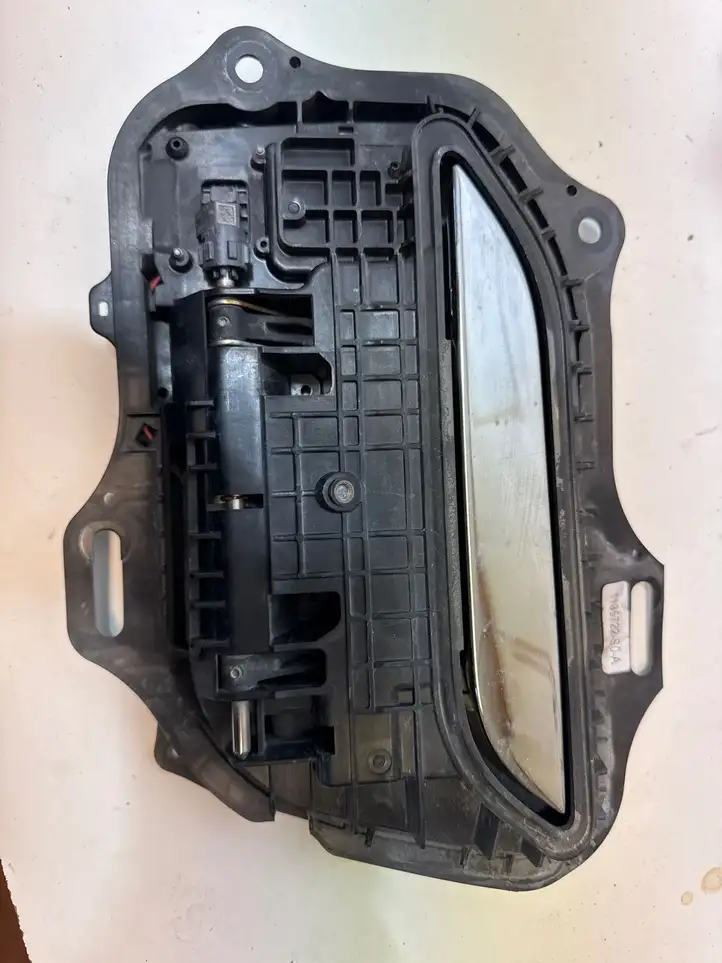 Tesla Model S (2012 - 2016) 106638000A Наружная ручка задней двери — фото 1