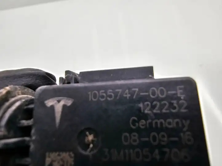 Tesla Model S (2016 - 2021) 105574700E Датчик качества воздуха — фото 7