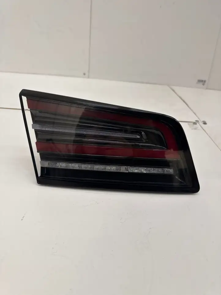 Tesla Model S (2021 - ) 161376400C Задний фонарь в крышке багажника — фото 1