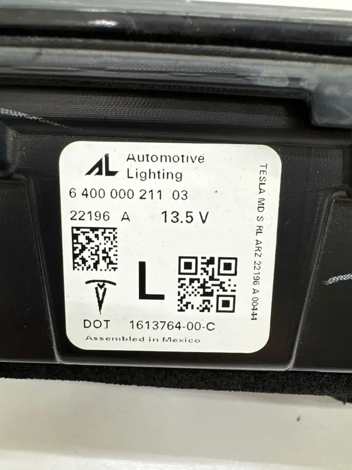 Tesla Model S (2021 - ) 161376400C Задний фонарь в крышке багажника — фото 2