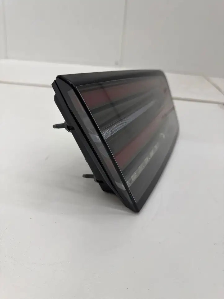 Tesla Model S (2021 - ) 161376400C Задний фонарь в крышке багажника — фото 7