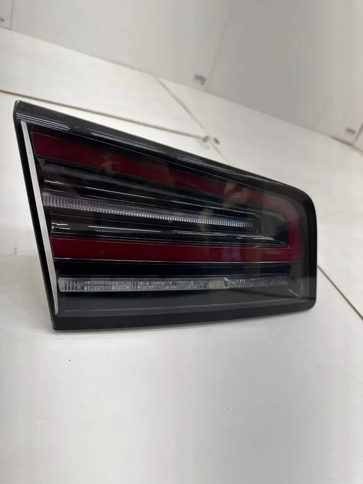 Tesla Model S (2021 - ) 161376400C Задний фонарь в крышке багажника — фото 8