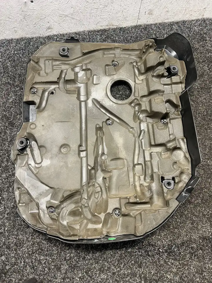 BMW 5 G30 G31 (2016 - ) 8687367 Крышка двигателя декоративная — фото 2