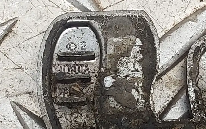 Toyota RAV 4 (XA40) (2012 - 2018) Эмблема модели — фото 3
