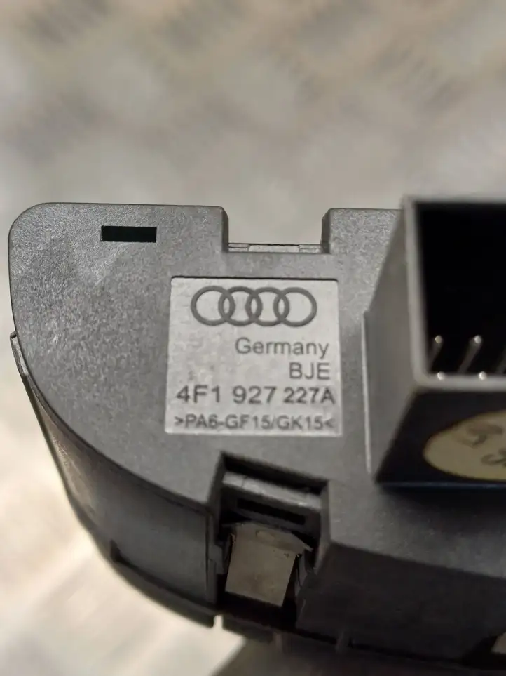 Audi A6 S6 C6 4F (2004 - 2008) 4F1927227A Кнопка бардачка — фото 3