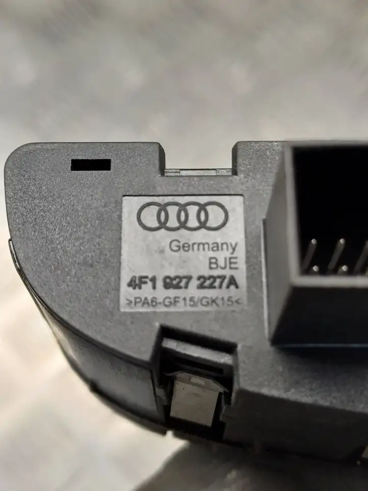 Audi A6 S6 C6 4F (2004 - 2008) 4F1927227A Кнопка бардачка — фото 3