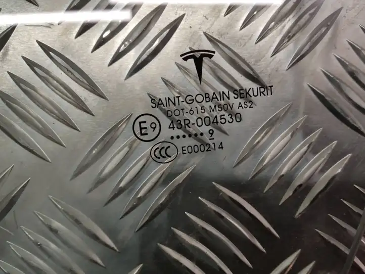 Tesla Model 3 (2017 - 2023) 43R004530 Стекло передней двери — фото 4
