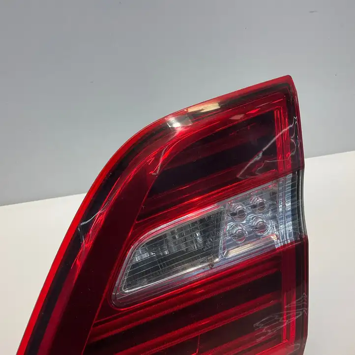Mercedes-Benz ML W166 (2012 - 2017) A1669068501 Задний фонарь в крышке багажника — фото 2