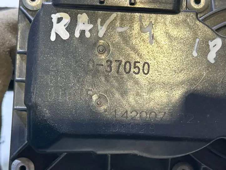 Toyota RAV 4 (XA40) (2012 - 2018) 2203037050 Дроссельная заслонка — фото 3