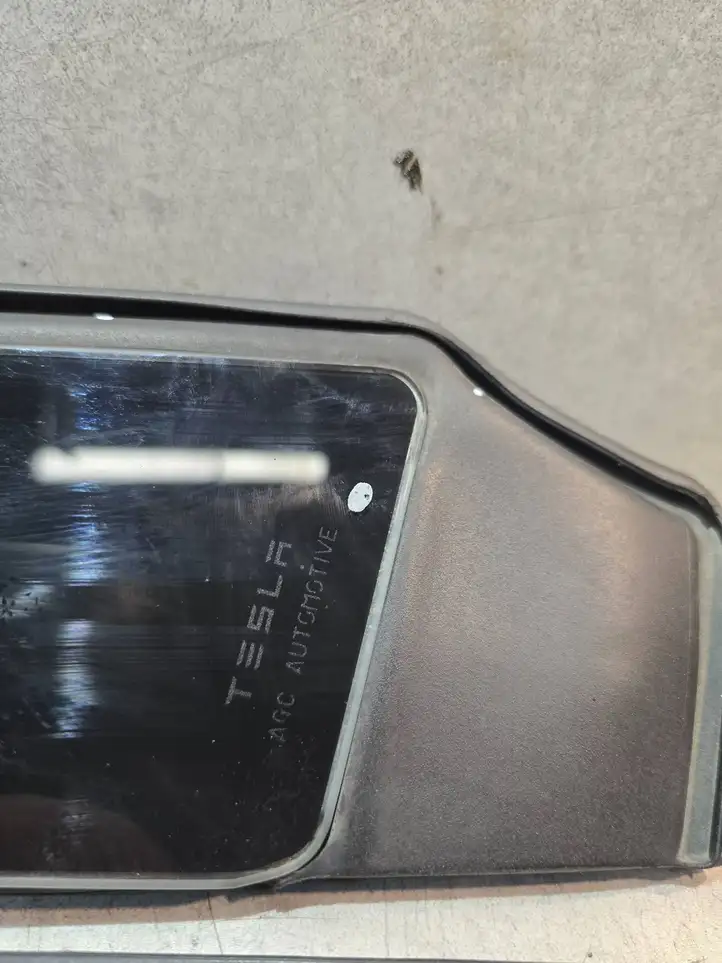 Tesla Model X (2015 - 2021) 109231298D Накладка стекла передней двери — фото 3