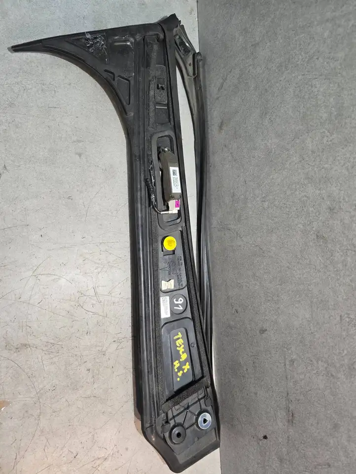 Tesla Model X (2015 - 2021) 109231298D Накладка стекла передней двери — фото 4
