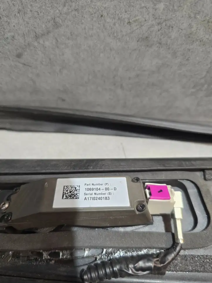 Tesla Model X (2015 - 2021) 109231298D Накладка стекла передней двери — фото 5