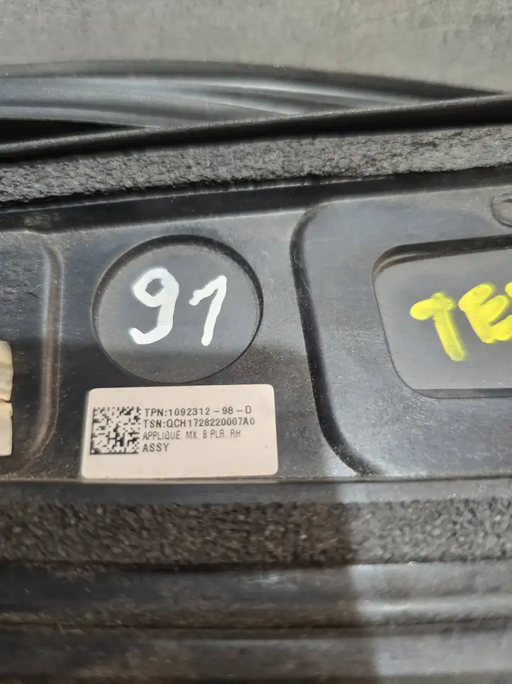 Tesla Model X (2015 - 2021) 109231298D Накладка стекла передней двери — фото 6