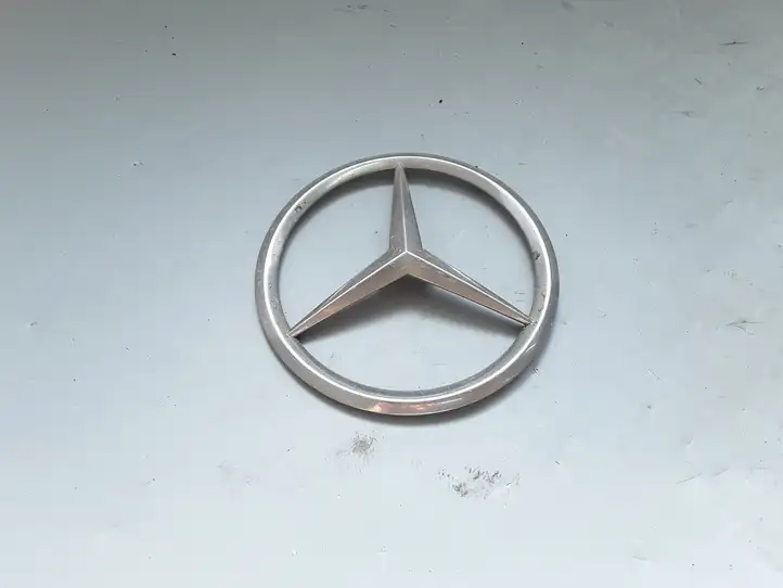 Mercedes-Benz E W211 (2002 - 2009) 777810031 Эмблема автомобиля — фото 1