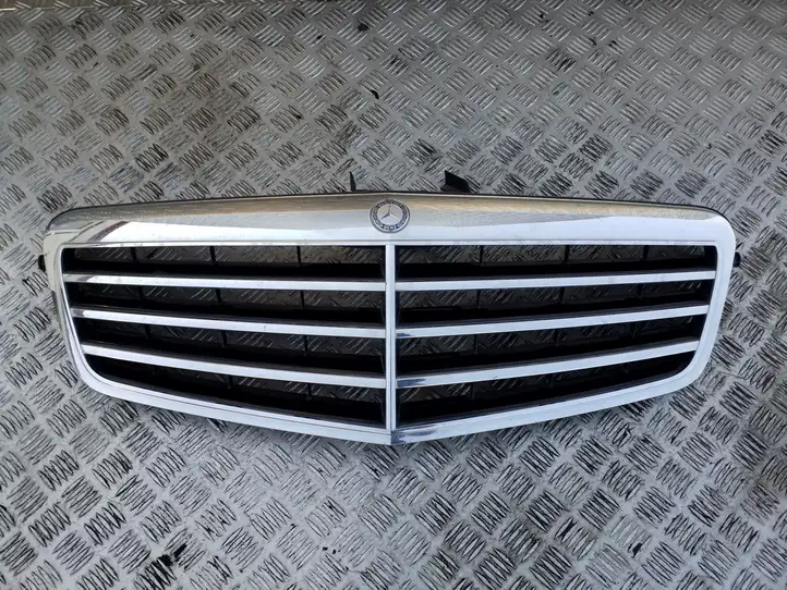 Mercedes-Benz E W212 (2009 - 2016) A2128850236 Верхняя решетка радиатора — фото 1